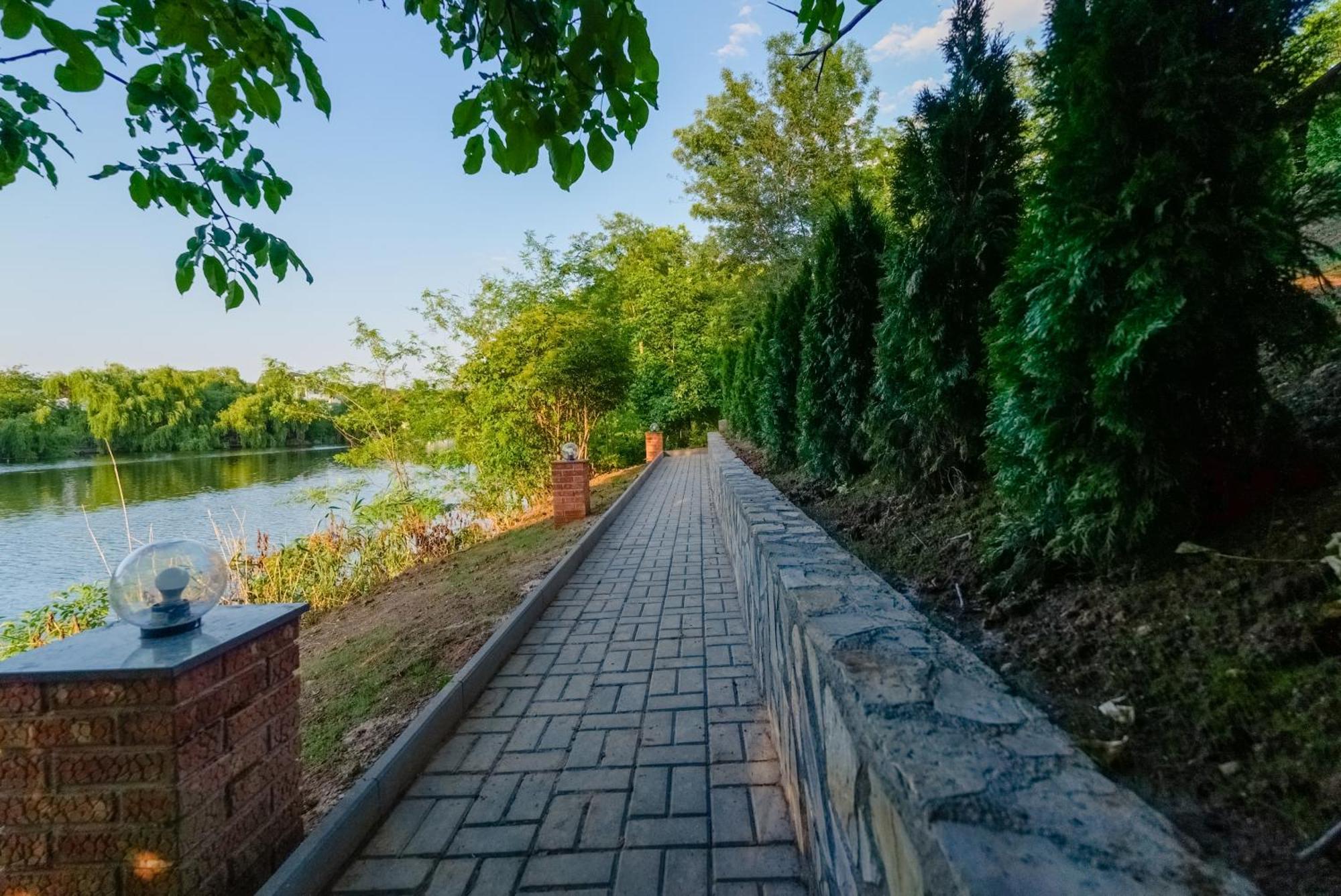 Madison Lake Villa Balotesti Kültér fotó