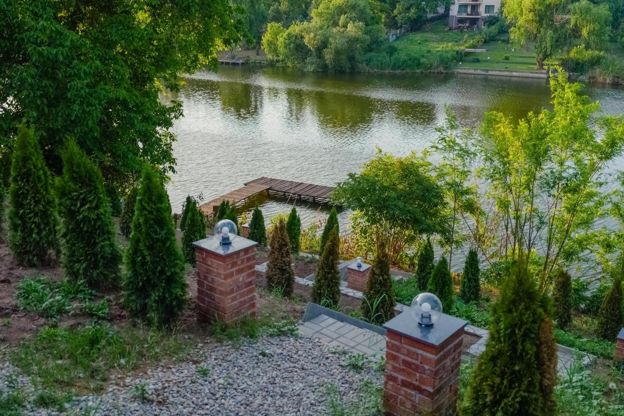 Madison Lake Villa Balotesti Kültér fotó